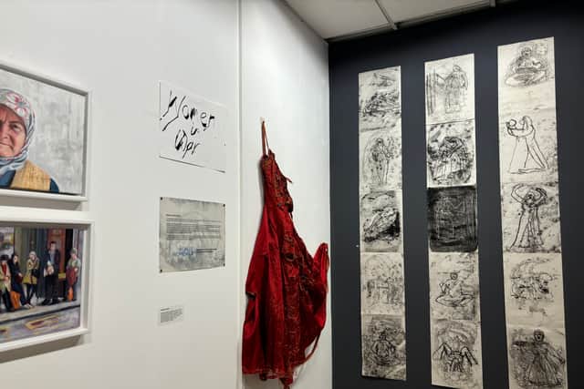 Elizabeth Thomas’s art focuses on female lived experience during war and aims to raise awareness of the extreme vulnerability of women giving birth and living in armed conflict zones worldwide.