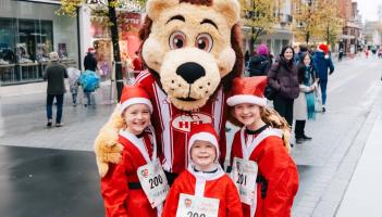 Hundreds take part in Exeter Santa Run as young fundraisers lead the major event