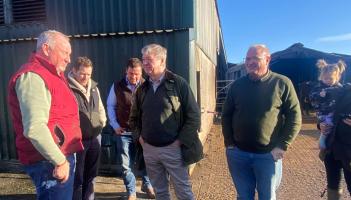 Roome farmers Carmichael visit (3)
