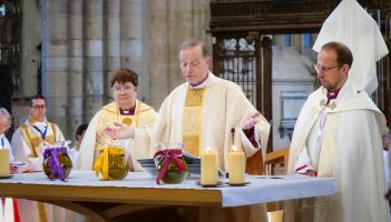 Devon clergy gather at Exeter Cathedral for final Maundy Thursday service of retiring dean