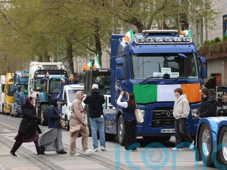 Blockades need to end, says minister as gardai arrive at Cork oil refinery