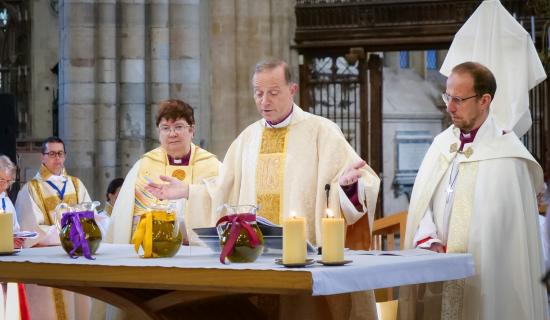 Devon clergy gather at Exeter Cathedral for final Maundy Thursday service of retiring dean