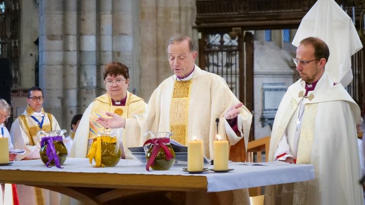 Devon clergy gather at Exeter Cathedral for final Maundy Thursday service of retiring dean