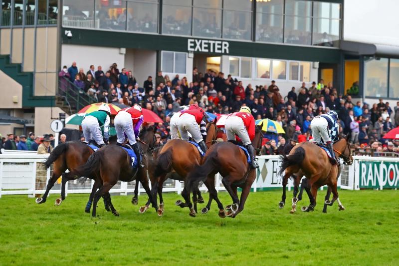 Start 2024 with a day at the races