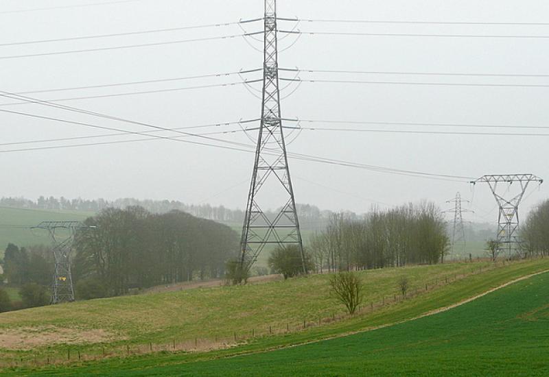  Power lines, Image: by Graham Horn, CC BY-SA 2.0, via Wikimedia Commons