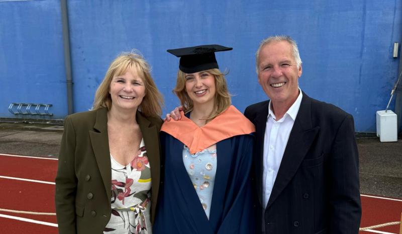 Elizabeth Kings (middle)