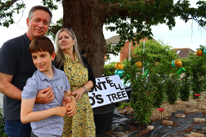 Linda and Scott Taylor Cantrill and their son Redd